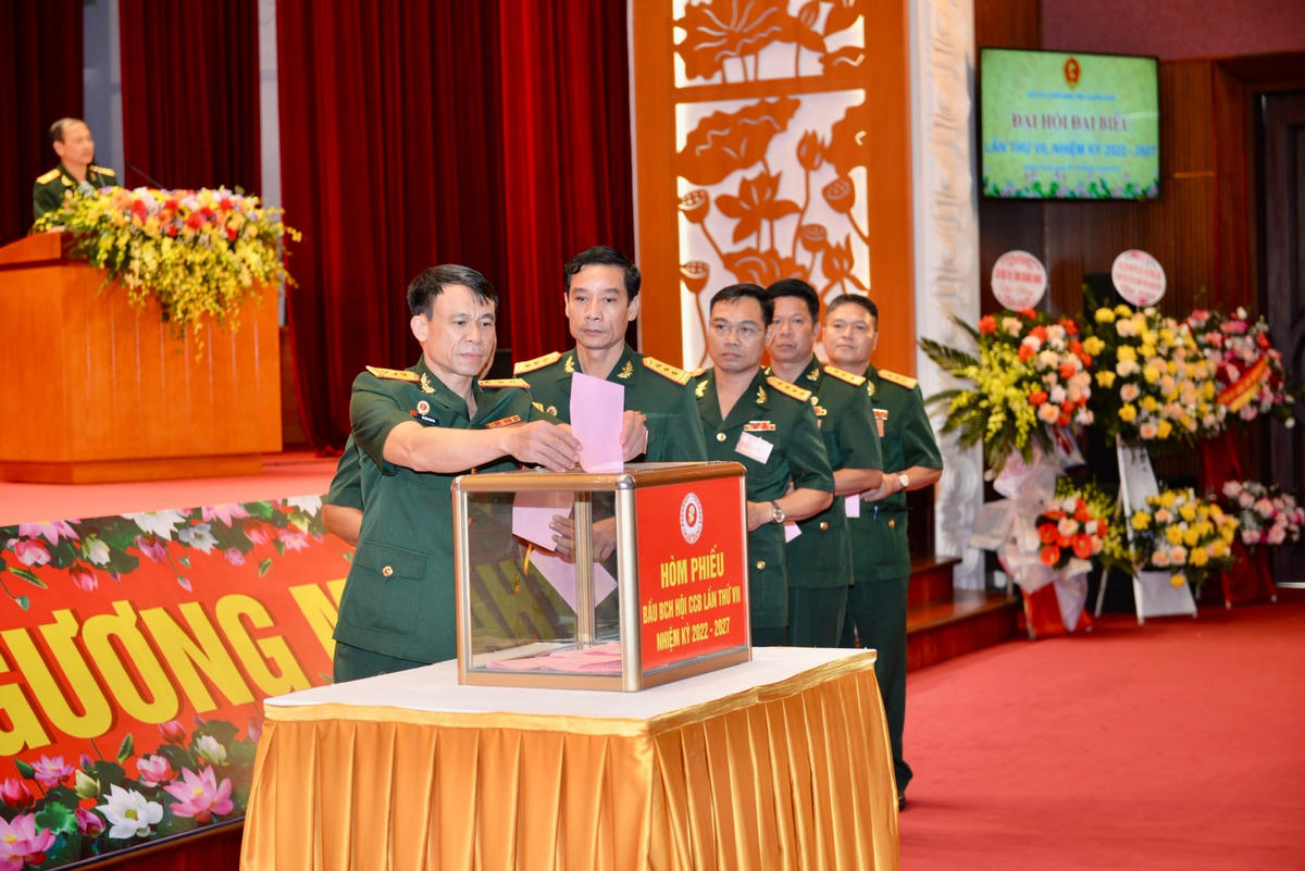 Các đại biểu bỏ phiếu bầu Ban chấp hành Hội CCB tỉnh Quảng Ninh khóa VII, nhiệm kỳ 2022 – 2027.