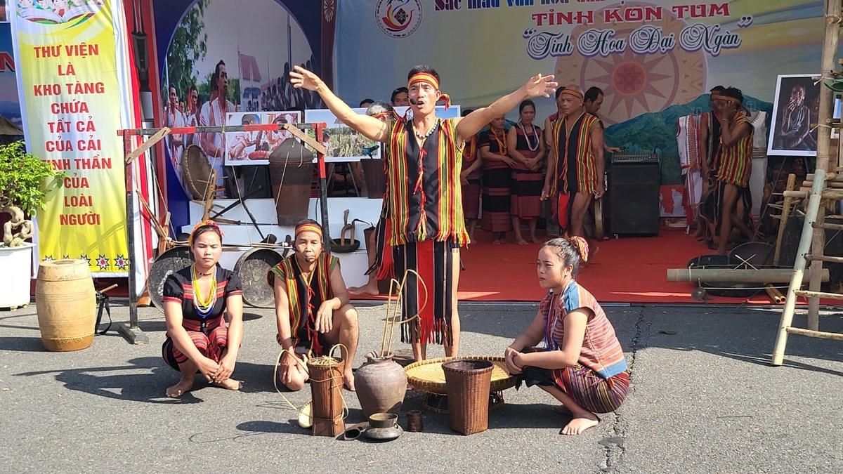 Người Brau ở Kon Tum trình diễn nghi lễ ăn lúa mới