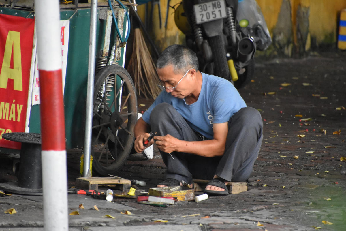 Nhiều người cao tuổi vẫn lao động để có thêm thu nhập.