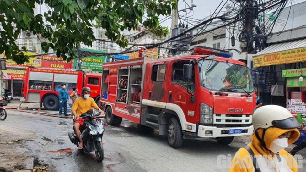 Xe cảnh sát PCCC và CNCH Công an quận Bình Thạnh đến hiện trường.