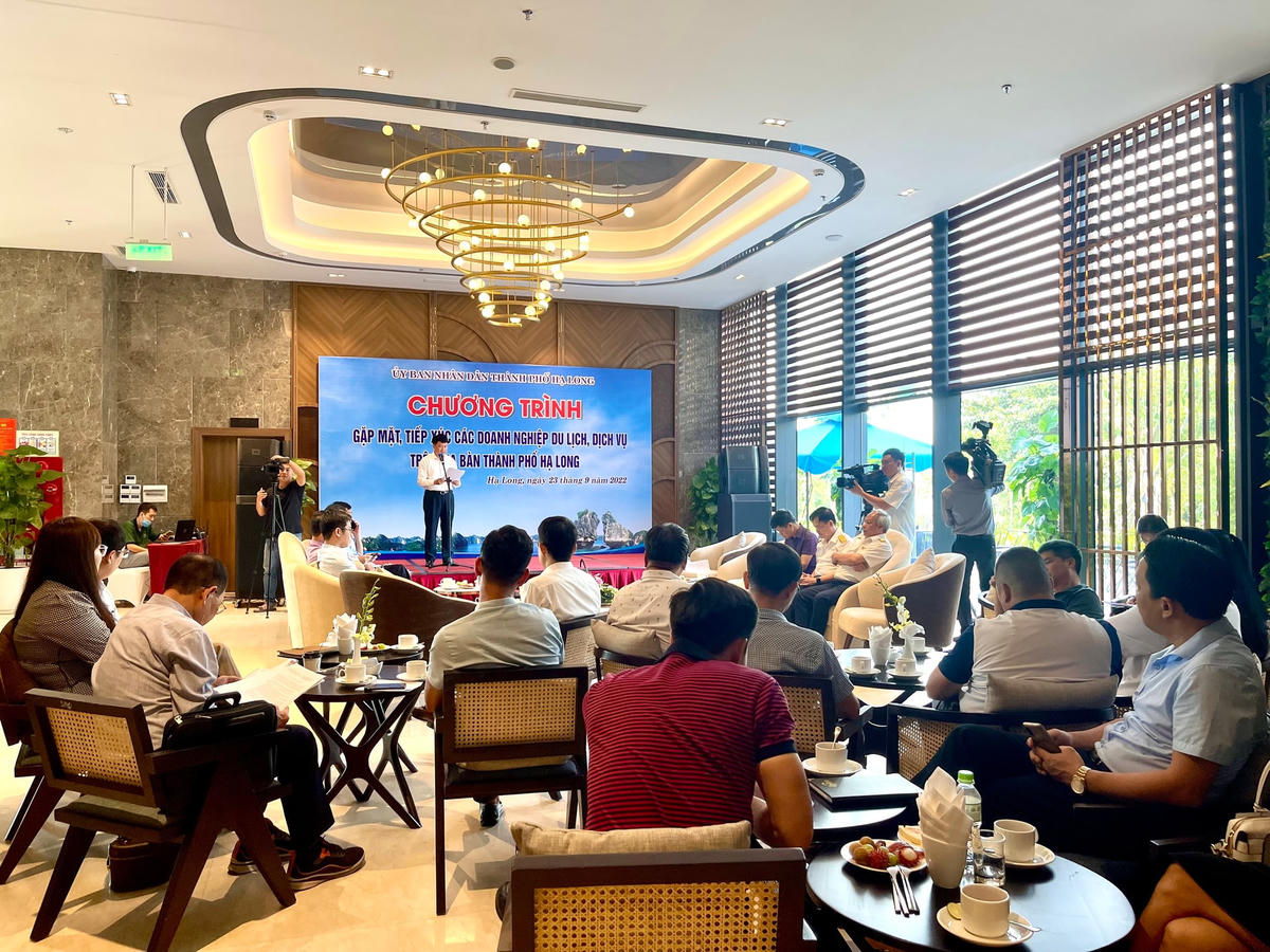 Ông Nguyễn Ngọc Sơn, Phó Chủ tịch UBND TP Hạ Long khái quát tình hình du lịch trong 9 tháng đầu năm.