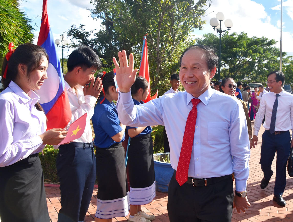 Vun đắp mối quan hệ hữu nghị vĩ đại Việt Nam - Lào mãi mãi xanh tươi, đời đời bền vững