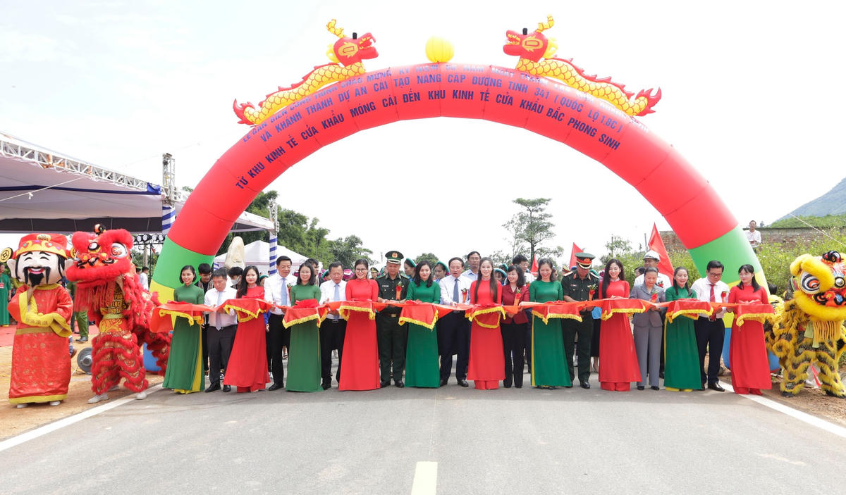 Các đại biểu cắt băng khánh thành Dự án cải tạo, nâng cấp đường tỉnh 341 (Quốc lộ 18C) từ KKT cửa khẩu Móng Cái đến KKT cửa khẩu Bắc Phong Sinh. Ảnh: QMG.