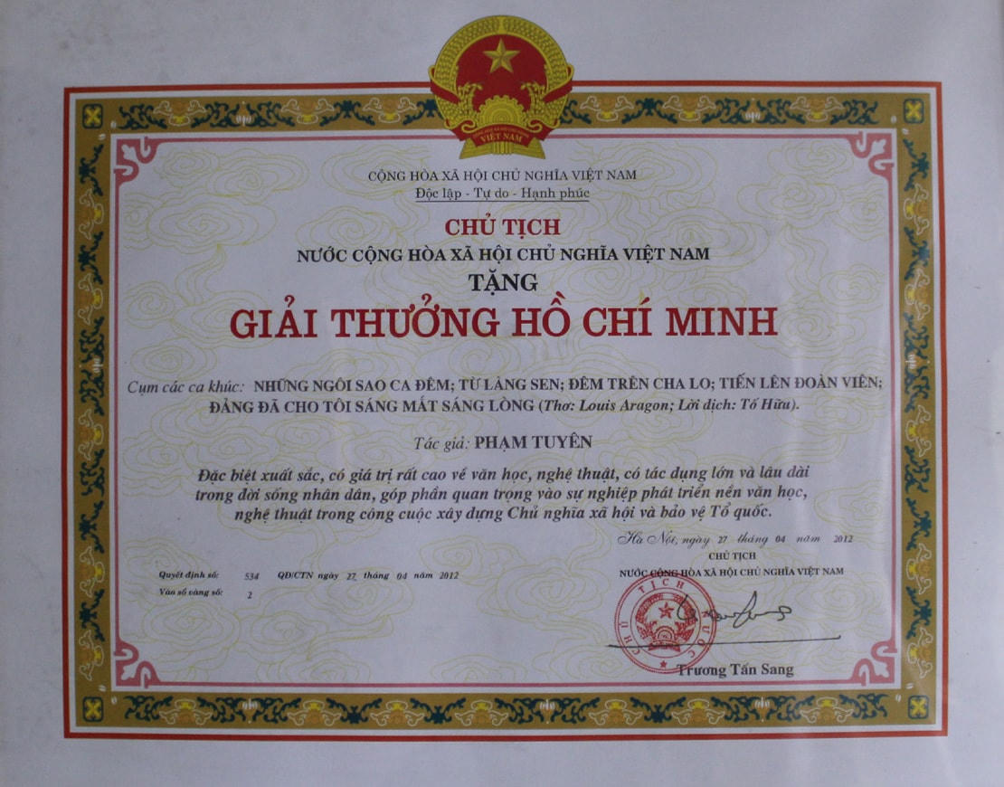 Năm 2012 nhạc sĩ Phạm Tuyên được trao tặng Giải thưởng Hồ Chí Minh.   Ảnh: Thư Hoàng.