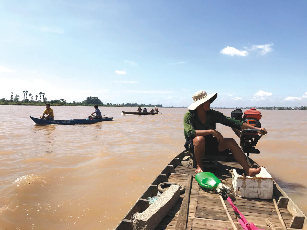 Ngư dân chạy ghe săn cá cóc.  