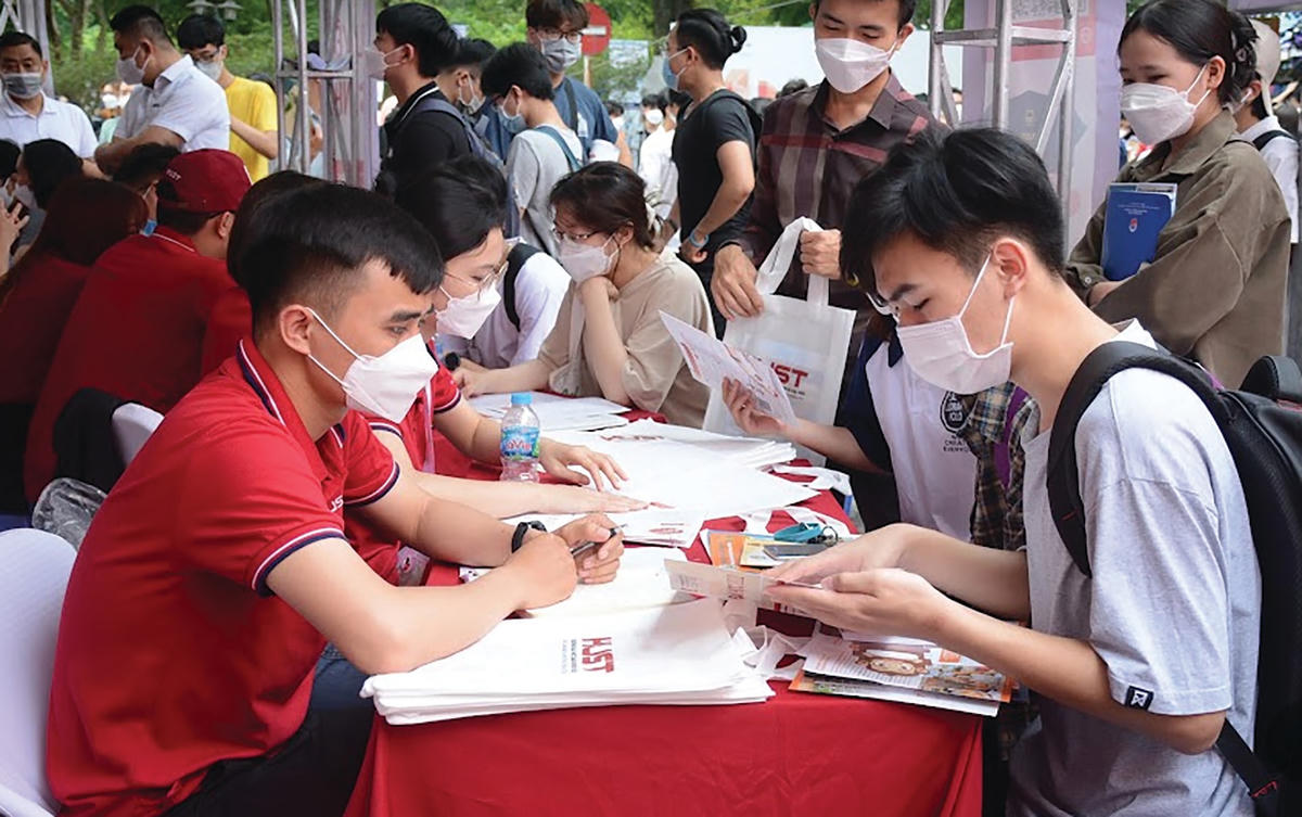 Thí sinh tham khảo thông tin tuyển sinh của các trường đại học.