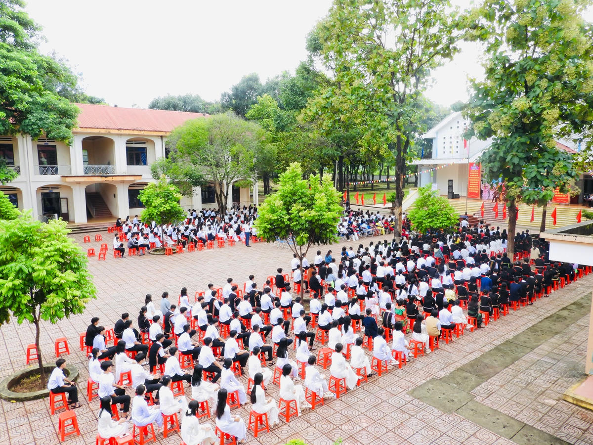 Sau Lễ khai giảng, các em học sinh Trường THPT Dân tộc nội trú N'Trang Lơng chính thức bước vào năm học mới.