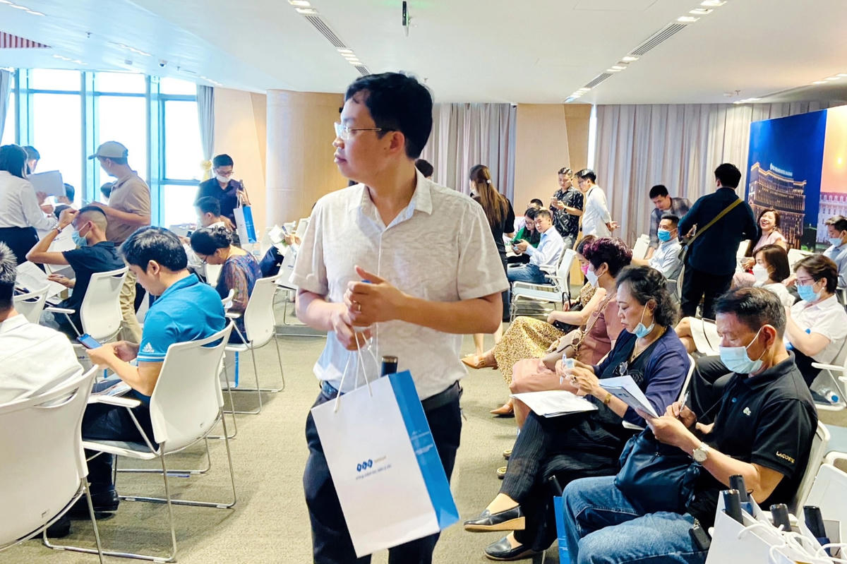 Nhiều cổ đông FLC thất vọng khi phiên họp đại hội cổ đông bất thường bị hoãn, có ý kiến cho rằng đã lường trước được sự việc. Ảnh: Dân Trí.