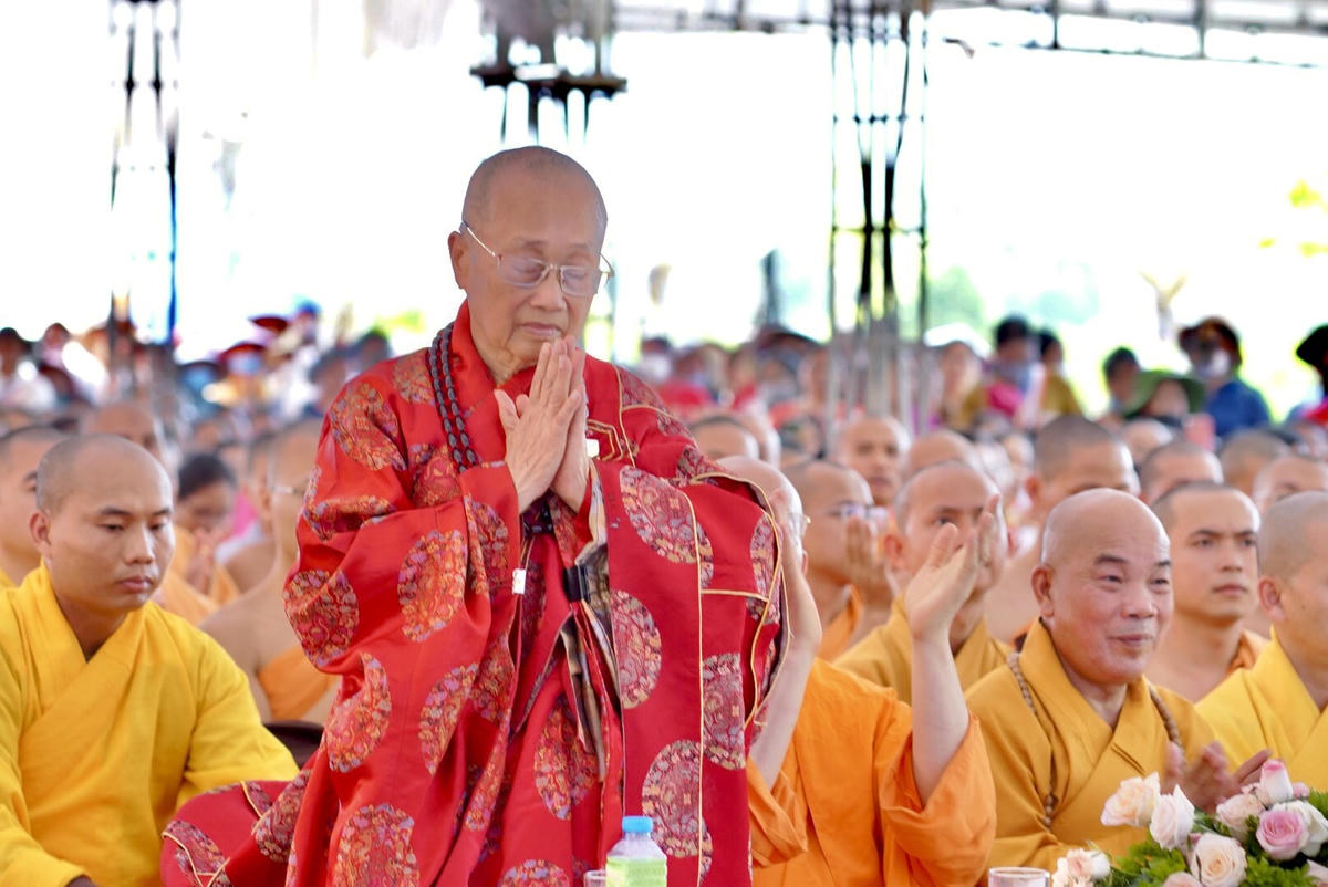 Hòa thượng Thích Tánh Nhiếp - Phó Chủ tịch HĐTS, Phó trưởng ban Tăng sự TW GHPGVN, đặc trách Phật giáo Việt Nam tại Lào, Trưởng BTS GHPGVN tỉnh Quảng Bình quang lâm chứng dự buổi lễ.