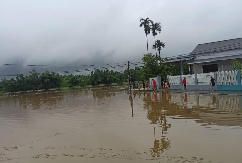 Lũ, lụt gây ảnh hưởng nặng nề cả người và tài sản.
