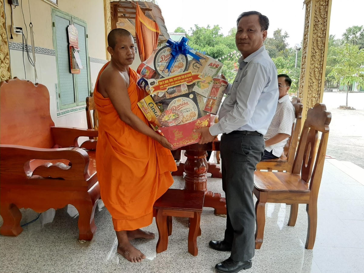 Phó Chủ tịch Ủy ban MTTQ Việt Nam tỉnh An Giang Trương Hoàng Trọng tặng quà chúc tết các vị chức sắc, chức việc tiêu biểu.