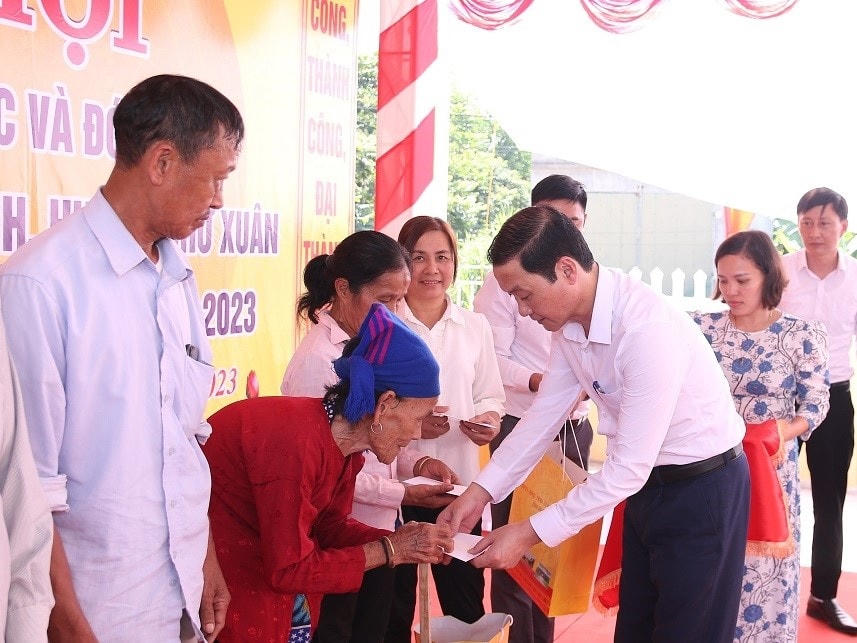 Chủ tịch UBND tỉnh Thanh Hóa trao quà cho các gia đình có hoàn cảnh khó khăn tại KDC thôn 3.