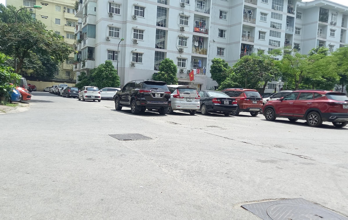 Lòng đường quanh tòa nhà 5A, 5B, ngõ đường Lê Đức Thọ, phường Mai Dịch, quận Cầu Giấy (Hà Nội) biến thành điểm trông giữ xe.