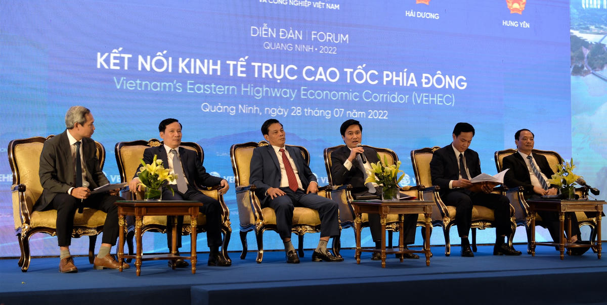 Đại biểu đại diện VCCI và 4 tỉnh, thành thảo luận phân tích những thế mạnh, cơ hội nổi trội của từng địa phương để đưa ra mục tiêu phát triển chung.