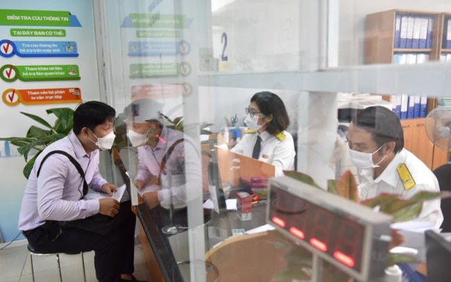 Người dân làm thủ tục thuế. Ảnh: Ngọc Phượng/Cafe F.