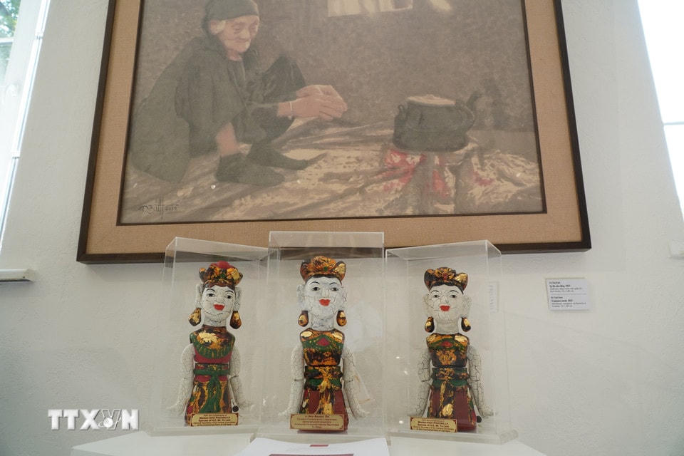 Những tác phẩm sơn mài Phu nhân tặng cho Triển lãm. (Ảnh: Tâm Hằng/TTXVN)