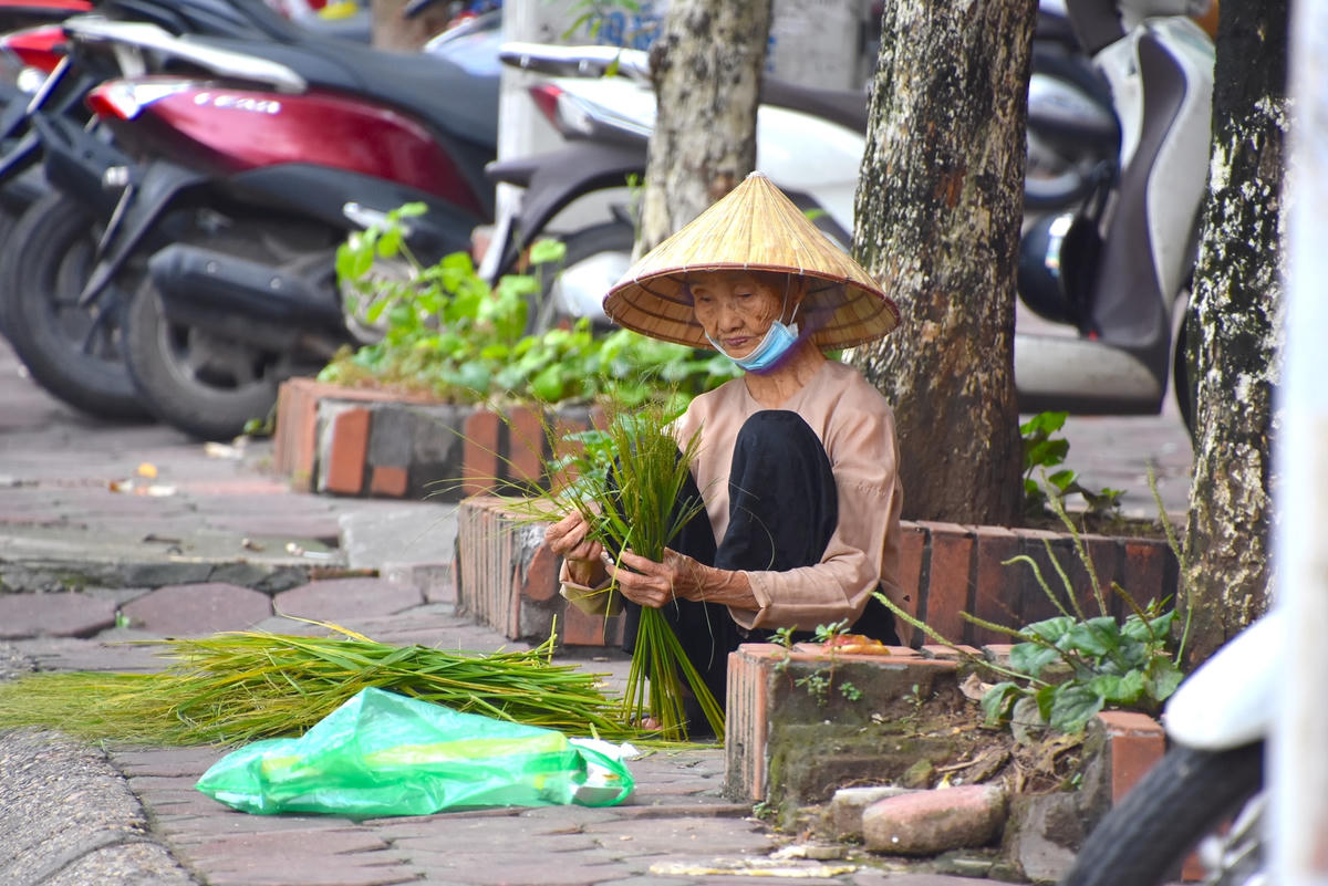 Bà Trai vẫn hàng ngày lao động dù đã ngoài 90 tuổi.