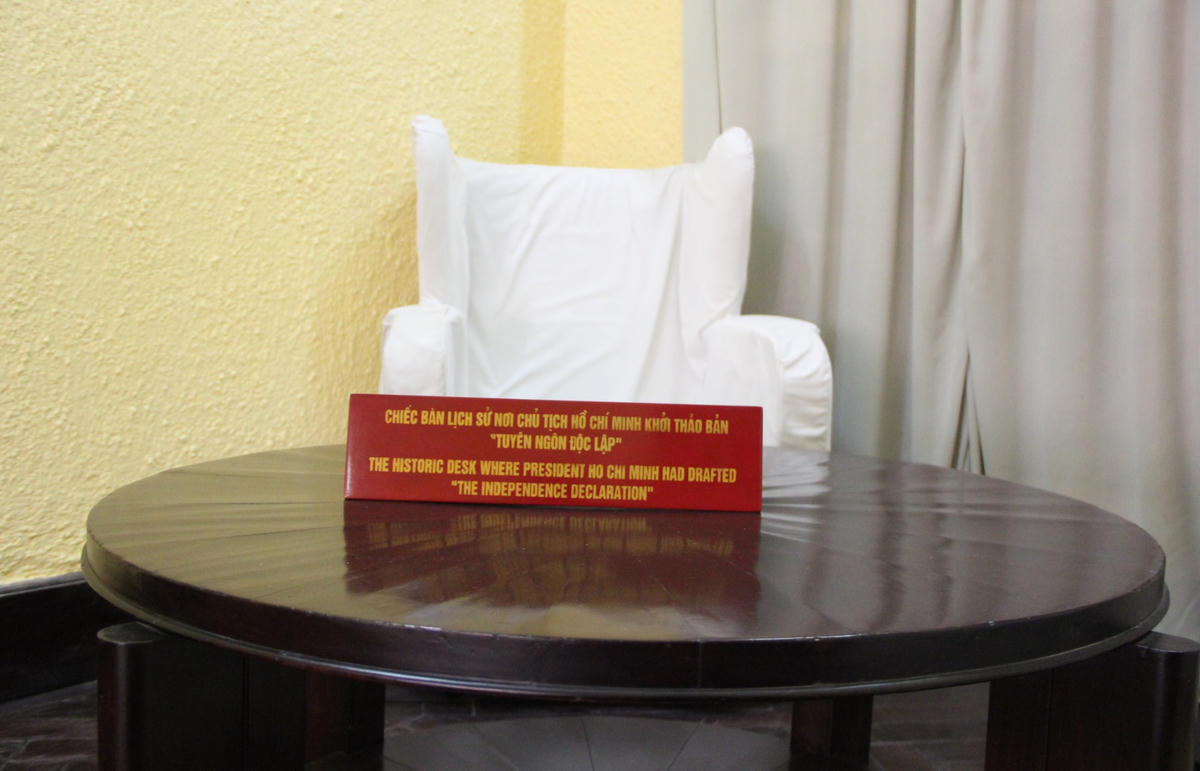 Chiếc bàn nơi Chủ tịch Hồ Chí Minh viết bản Tuyên ngôn Độc lập.