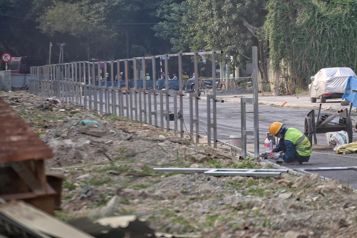 Trước đó, từ tháng 8/2021, gói thầu CP03 thuộc dự án xây dựng tuyến đường sắt đô thị Nhổn – Ga Hà Nội đã tạm dừng thi công ga ngầm do vướng mắc mặt bằng và một số hộ dân chưa di dời. Để thi công hạng mục đào ngầm, từ ga S9 Kim Mã đến S12 Ga Hà Nội có chiều dài 4 km, thiết bị máy phải có mặt bằng sạch để đào liên tục.