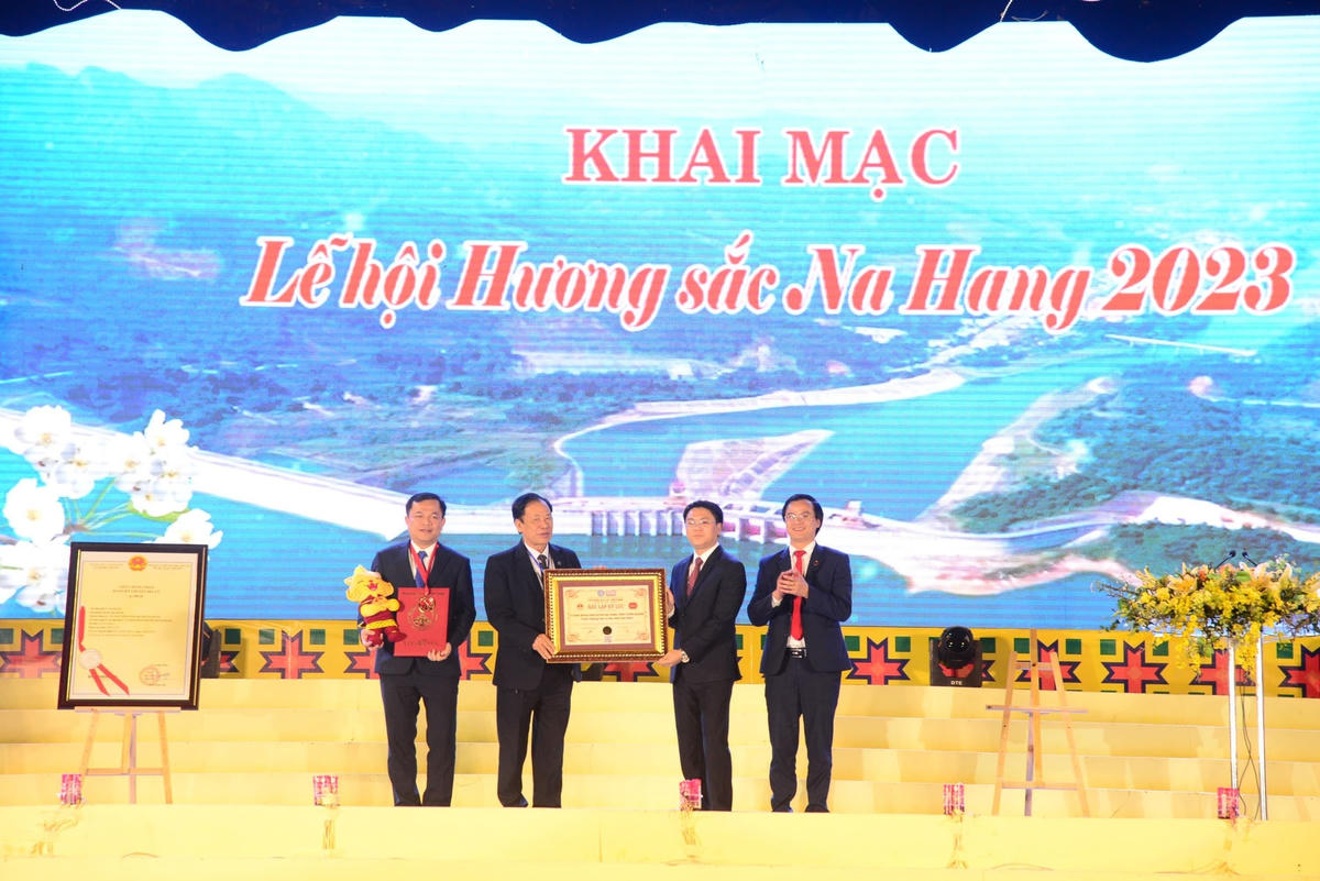 Lãnh đạo Cục Sở hữu trí tuệ trao chứng nhận Chỉ dẫn địa lý Rượu ngô men lá, chè xanh Shan tuyết là hai trong số nhiều đặc sản nổi tiếng của Na Hang.