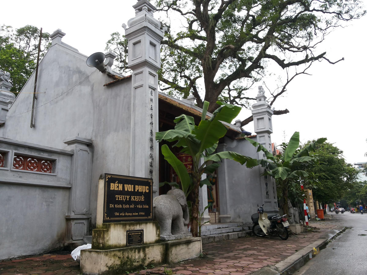 Đền Voi Phục trên phố Thụy Khuê (Hà Nội).  