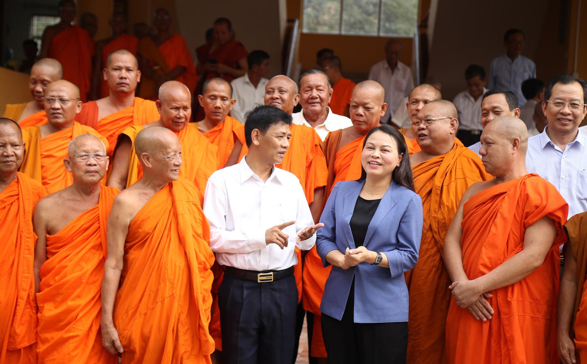 Phó Chủ tịch – Tổng Thư ký Nguyễn Thị Thu Hà chụp ảnh lưu niệm cùng lãnh đạo tỉnh và các vị chức sắc. 