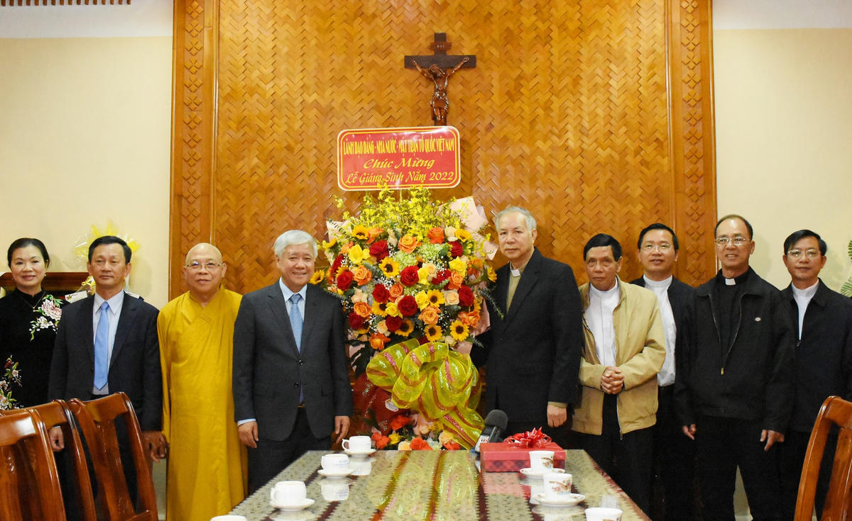 Bí thư Trung ương Đảng, Chủ tịch UBTƯ MTTQ Việt Nam Đỗ Văn Chiến cùng đoàn công tác chúc mừng Giám mục chính tòa Giáo phận Kon Tum Nguyễn Hùng Vị.