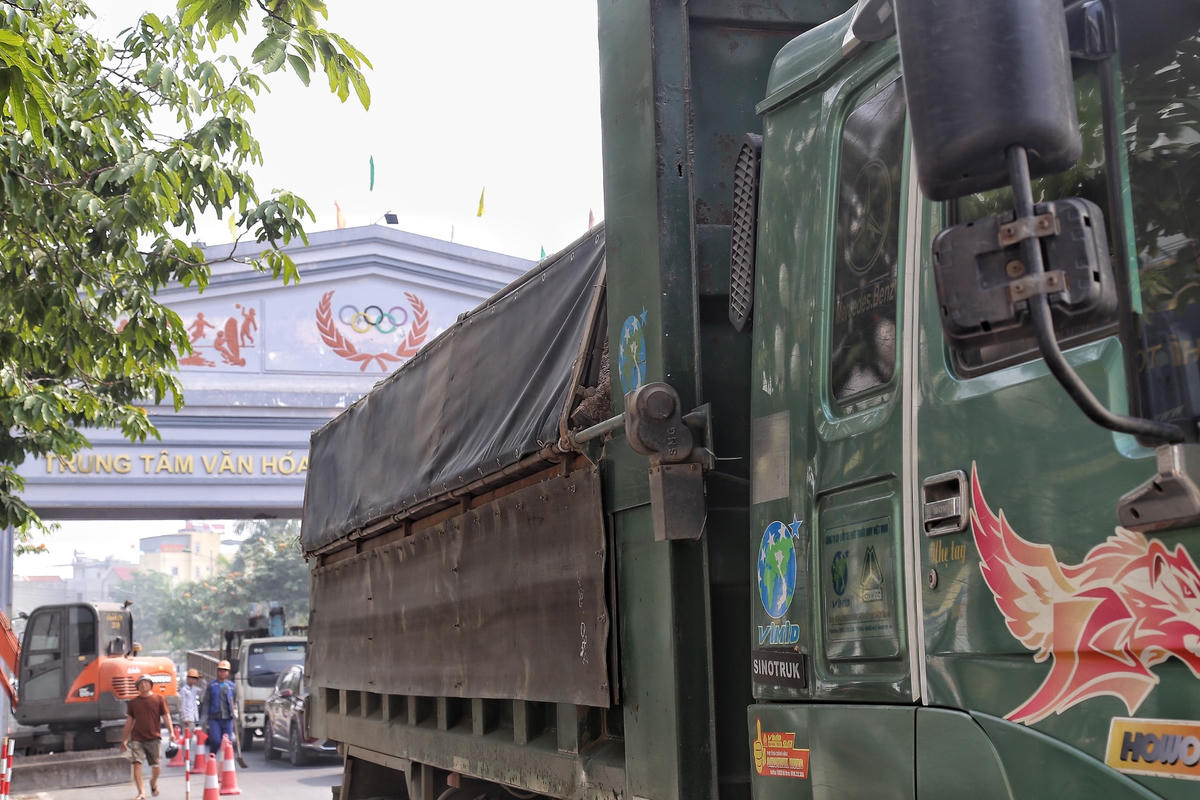 Qua kiểm tra ban đầu, lực lượng chức năng phát hiện ô tô tải đắp cát vượt quá thành thùng của xe.