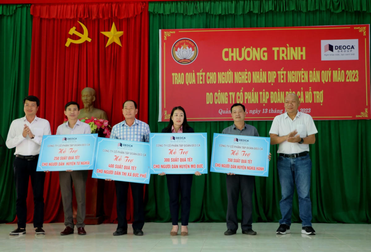 Trao biển tượng trưng tặng quà Tết cho các huyện trong tỉnh Quảng Ngãi.