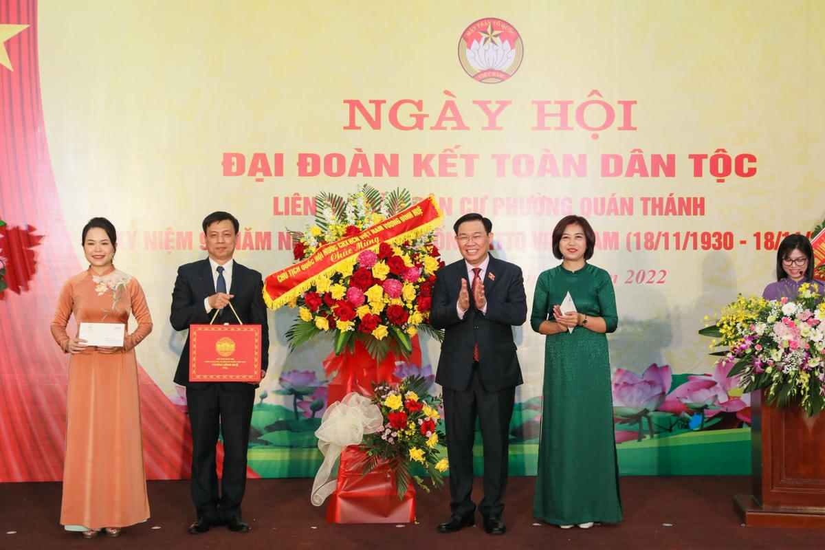Chủ tịch Quốc hội Vương Đình Huệ tặng hoa chúc mừng Ngày hội Đại đoàn kết toàn dân tộc phường Quán Thánh. Ảnh: Quang Vinh.