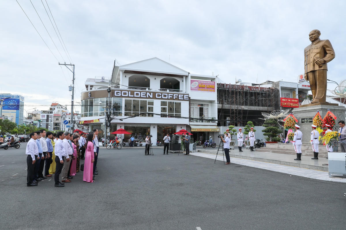 Đoàn đại biểu hai nước tham dự Hội nghị dâng hương, dâng hoa tại tượng đài Chủ tịch Tôn Đức Thắng tại thành phố Long Xuyên, tỉnh An Giang.