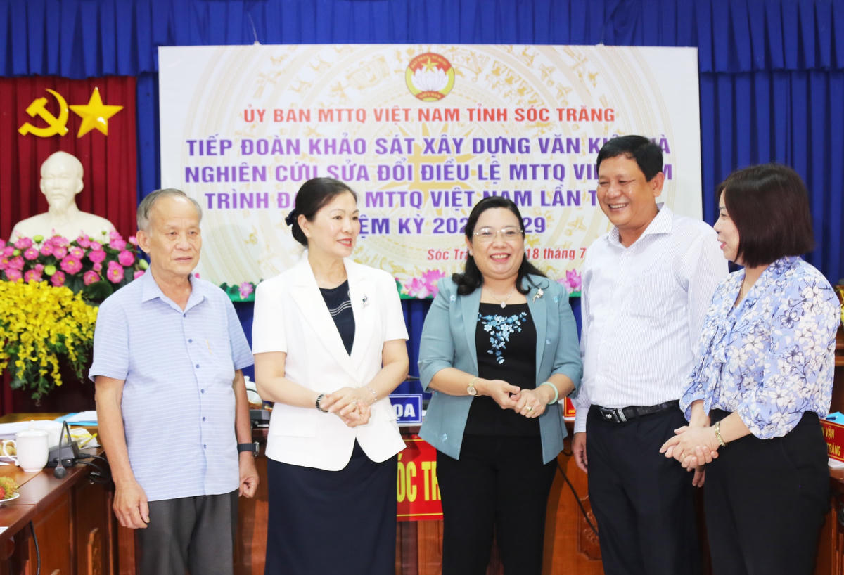 Phó Chủ tịch UBTƯ MTTQ Việt Nam Trương Thị Ngọc Ánh, ông Đỗ Tấn Hậu, Phó Chủ tịch thường trực UBMTTQ Việt Nam tỉnh Sóc Trăng trao đổi bên lề buổi làm việc. 