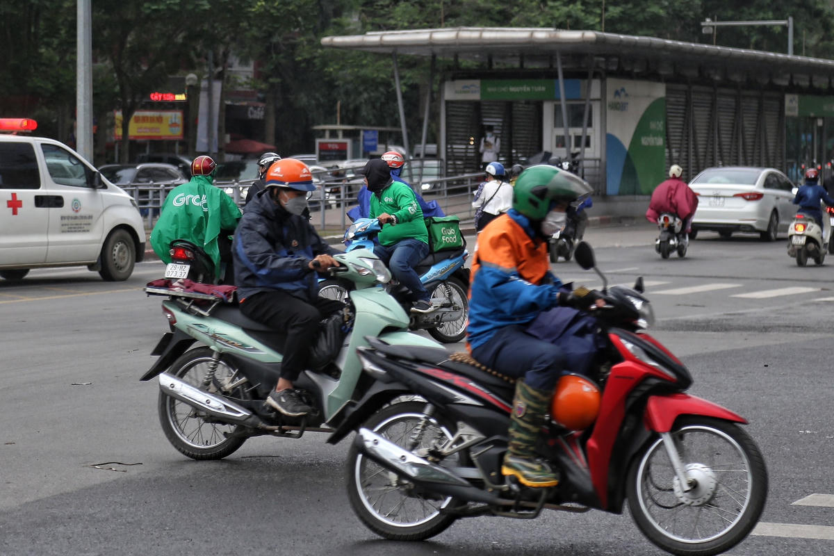 Các phương tiện di chuyển theo kiểu hỗn loạn bởi loạt chiếc xe vượt đèn đỏ.
