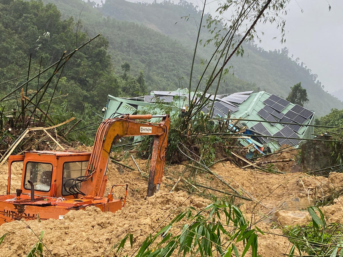 Lực lượng chức năng khắc phục điểm sạt lở ở thủy điện Kà Tinh.