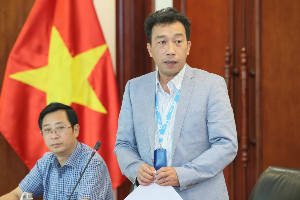 Nhà báo Nguyễn Đức Hòa, Phó Giám đốc Trung tâm phim tài liệu, Đài truyền hình VIệt Nam phát biểu tại buổi gặp mặt .