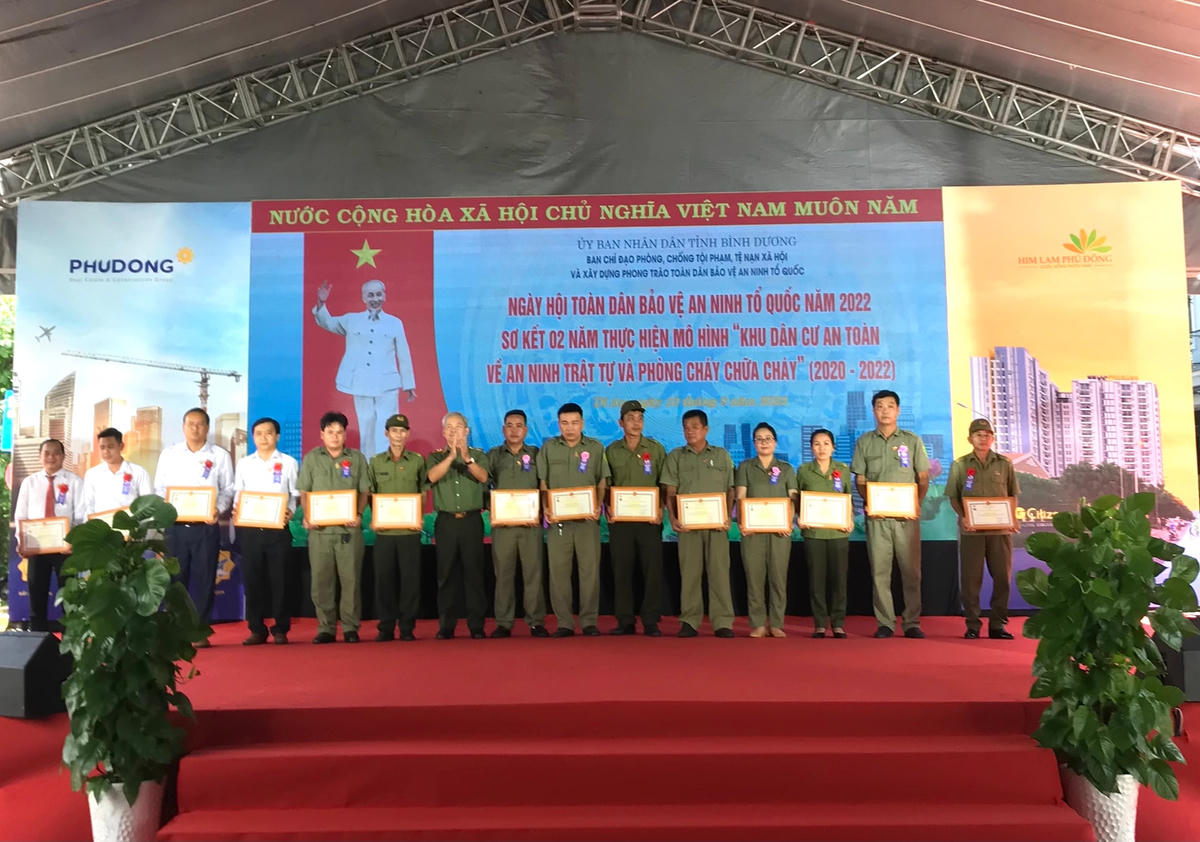Trao tặng Bằng khen, Giấy khen cho các tập thể, cá nhân có nhiều đóng góp cho phong trào bảo vệ ANTQ.  