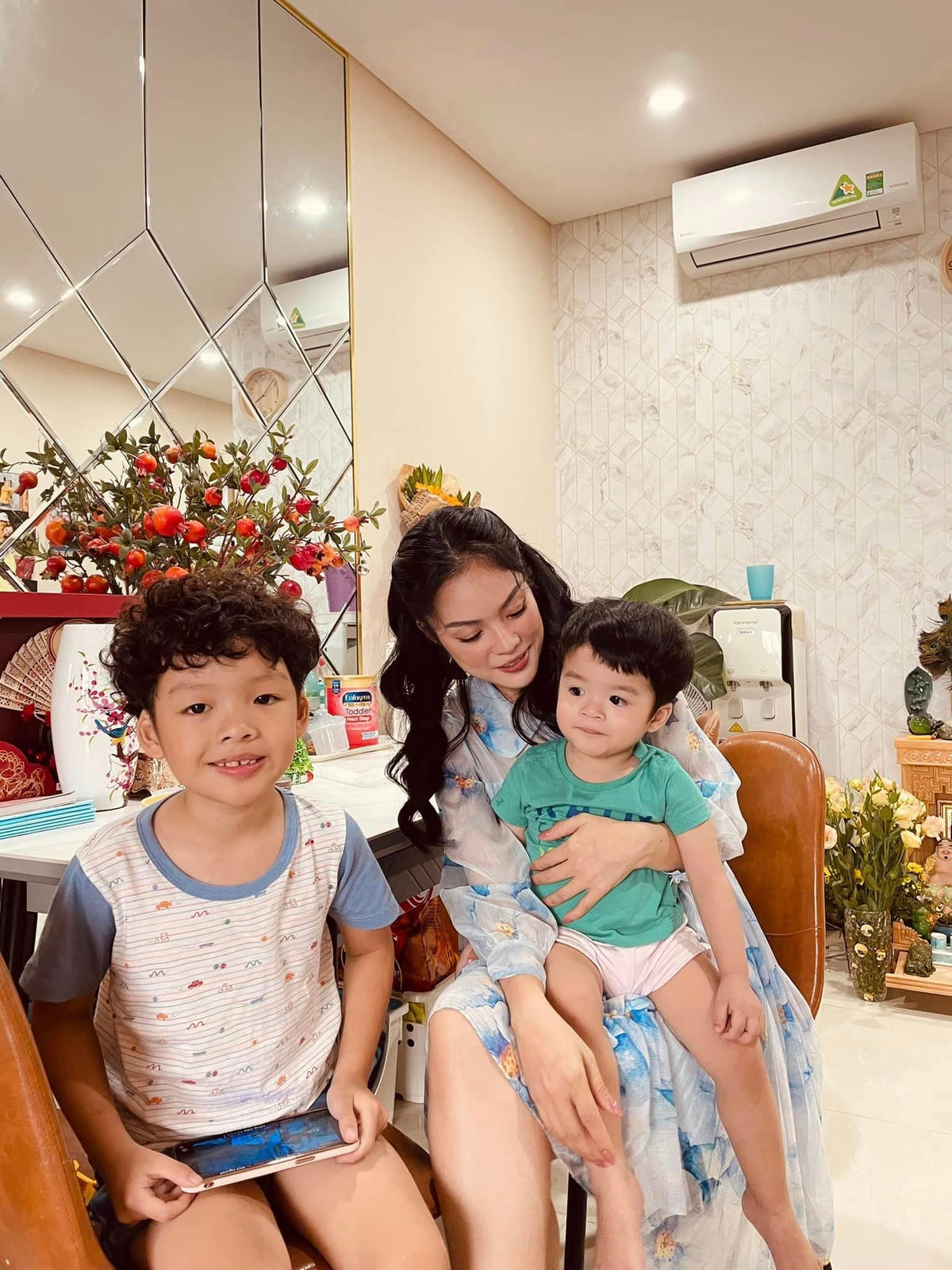 Dương Cẩm Lynh hiện là mẹ đơn thân của hai con trai. Ảnh: FBNV. 