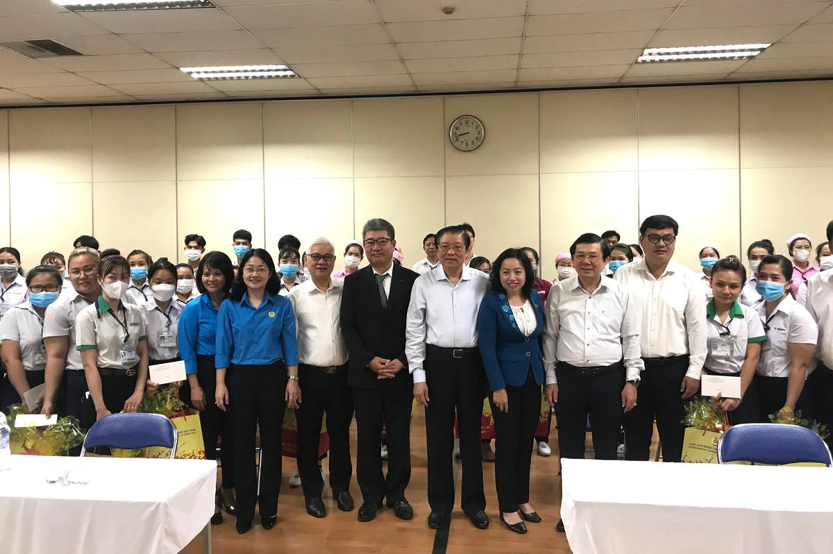 Ông Phan Đình Trạc, ông Nguyễn Hữu Dũng cùng lãnh đạo tỉnh Bình Dương chúc Tết, chụp ảnh với tập thể Công ty TNHH Yazaki EDS Việt Nam.