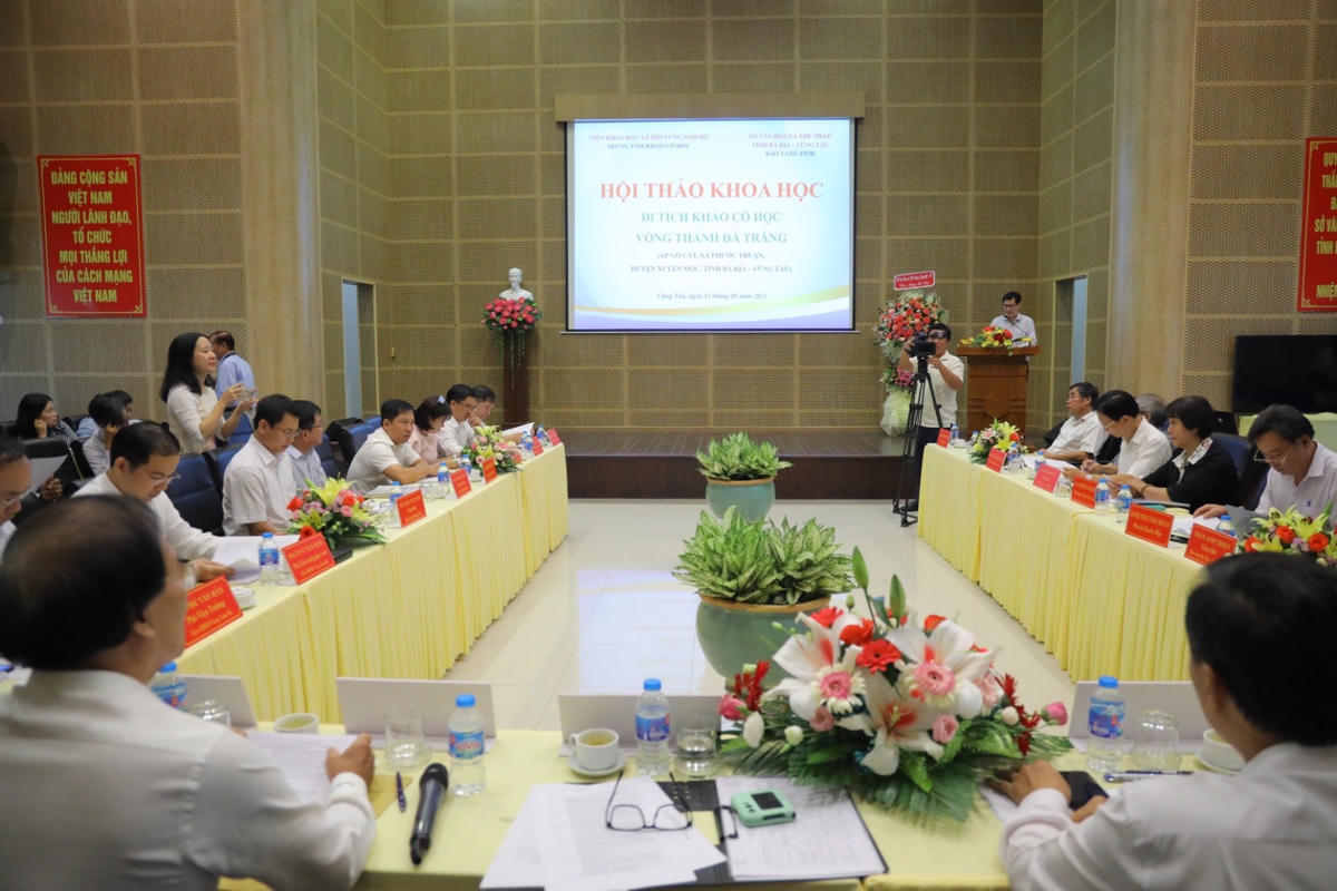 Các đại biểu dự hội thảo di tích Vòng thành Đá Trắng. 