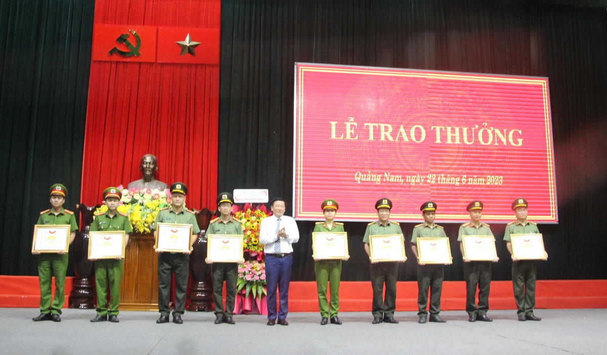 Ủy ban MTTQ Việt Nam tỉnh tặng bằng khen cho tập thể, cá nhân có thành tích chương trình phối hợp số 09.