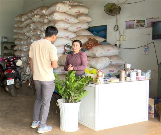 Hoạt động kinh doanh, buôn bán của người dân nơi đây đã trở lại bình thường sau sự việc nhóm đối tượng dùng súng, dao tấn công trụ sở UBND xã Ea Tiêu và Ea Ktur, huyện Cư Kuin, tỉnh Đắk Lắk. Ảnh: Quang Thái/TTXVN.