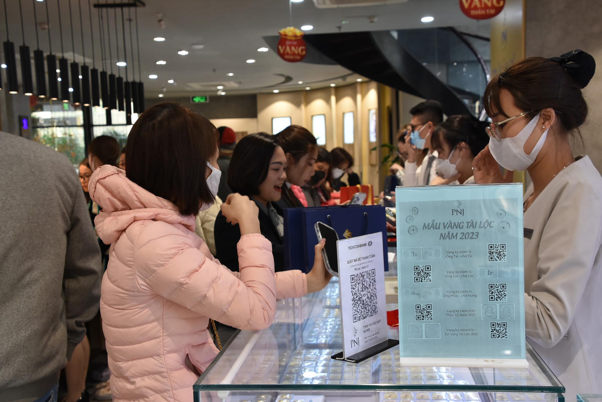 Còn tại cửa hàng PNJ trên đường Cầu Giấy cũng chỉ có khoảng hơn chục khách hàng đang mua sắm ngày vía. 