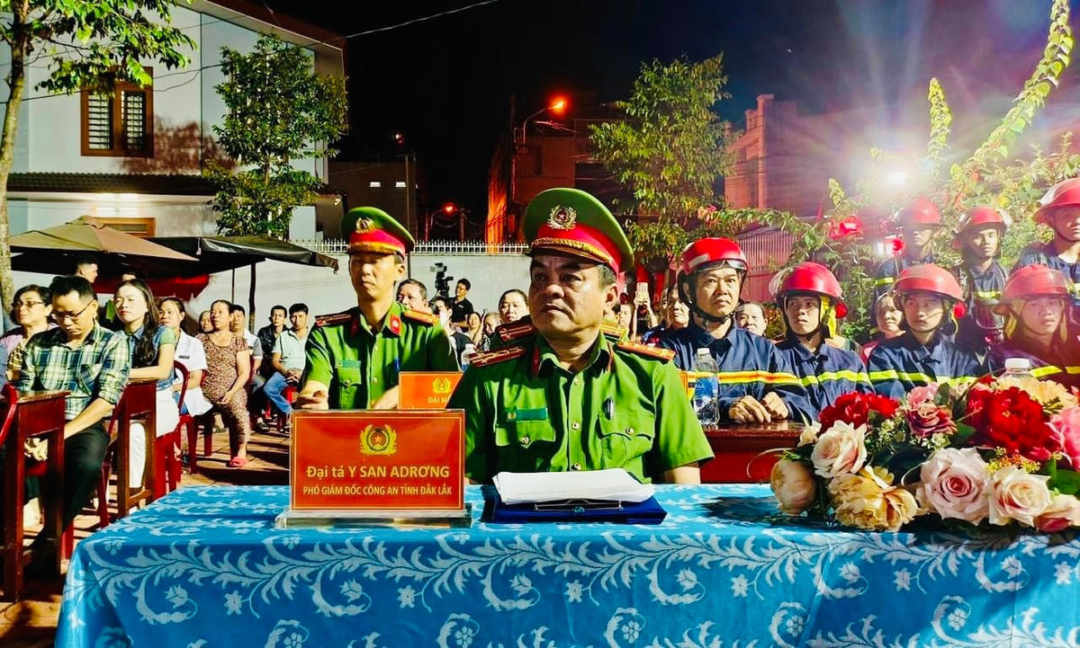 Đại tá Y San Adrơng, Phó Giám đốc Công an tỉnh dự phát biểu chỉ đạo buổi thực tập phương án chữa cháy và cứu nạn, cứu hộ ở TP Buôn Ma Thuột.