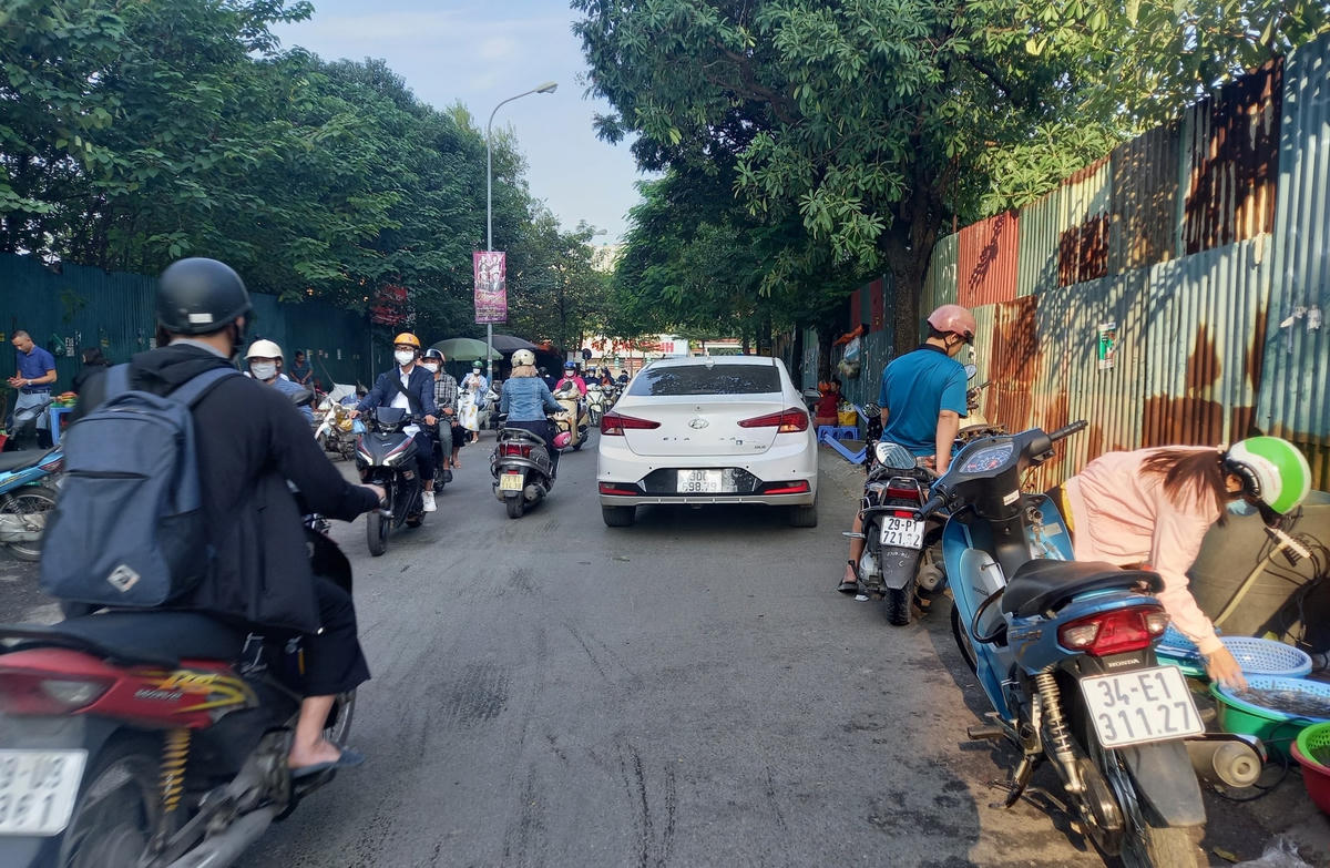 Theo ghi nhận của PV, cứ vào mỗi buổi sáng (từ 5h - 8h) trên đường Trần Quốc Vượng, quận Cầu Giấy (Hà Nội) có hàng chục tiểu thương lấn chiếm lòng đường, vỉa hè để buôn bán rất đông đúc, làm ảnh hưởng đến người tham gia giao thông.