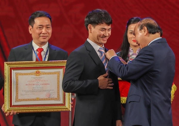 Chủ tịch nước trao tặng Huân chương Lao động hạng Ba cho NSƯT Nguyễn Xuân Bắc - Giám đốc Nhà hát Kịch Việt Nam. (ảnh: Nam Nguyễn).