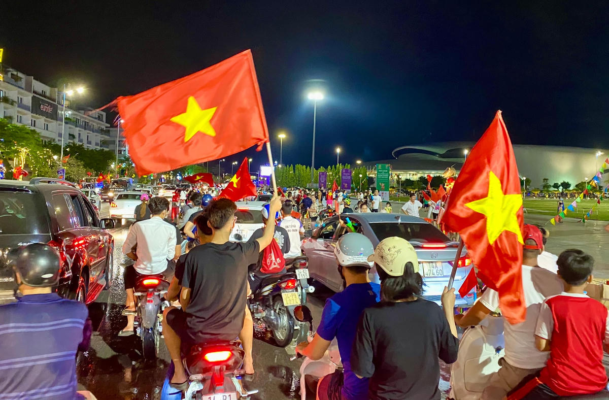 [ẢNH] Người hâm mộ đất Mỏ tràn ra đường mừng U23 Việt Nam vô địch