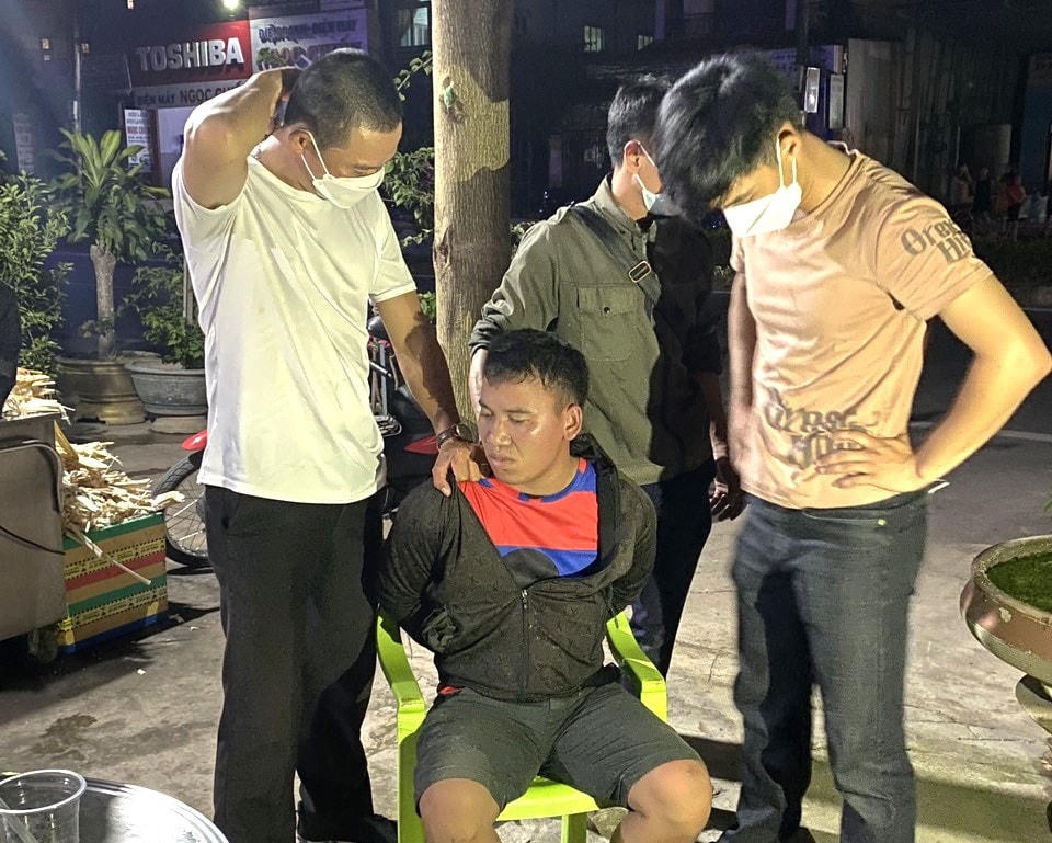 Lực lượng chức năng tiến hành triệt phá đường dây mua bán ma túy xuyên biên giới (Ảnh: BĐBP cung cấp).
