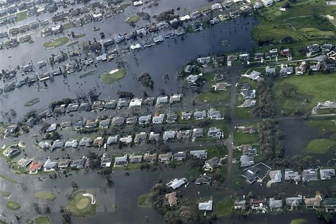 Cảnh ngập lụt ở Fort Myers, bang Florida, Mỹ sau khi bão Ian đổ bộ ngày 29/9/2022. (Ảnh: AFP/TTXVN).