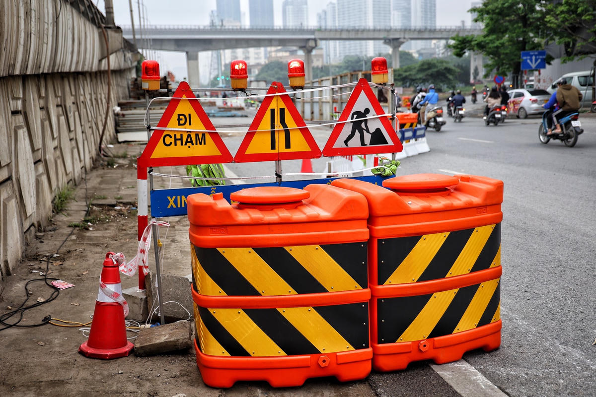 Hệ thống cảnh báo an toàn giao thông đã được lắp đặt tại công trường.