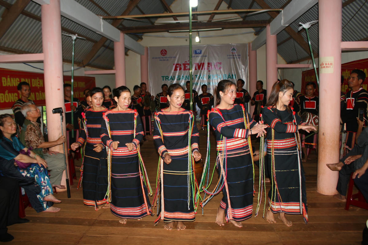 Phụ nữ Gia Rai biểu diễn văn nghệ.  